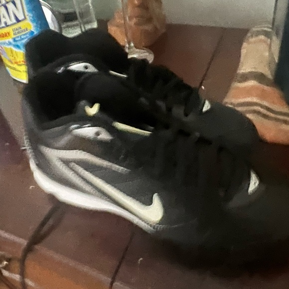 Size 5T NIKE Cleats- NEVER WORN - Picture 1 of 3